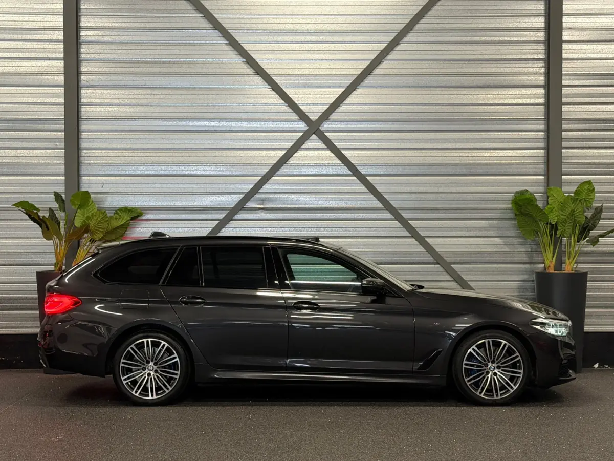 540i xDrive High Executive M-Pakket LED/PANO/NAVI/ACC/LEDER/ADAPTIVE/TREKHAAK/STOELVERW+KOELER/STUURVERW/MEMOR