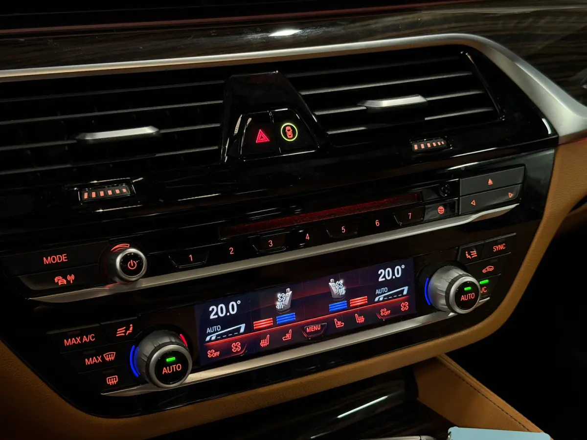 540i xDrive High Executive M-Pakket LED/PANO/NAVI/ACC/LEDER/ADAPTIVE/TREKHAAK/STOELVERW+KOELER/STUURVERW/MEMOR