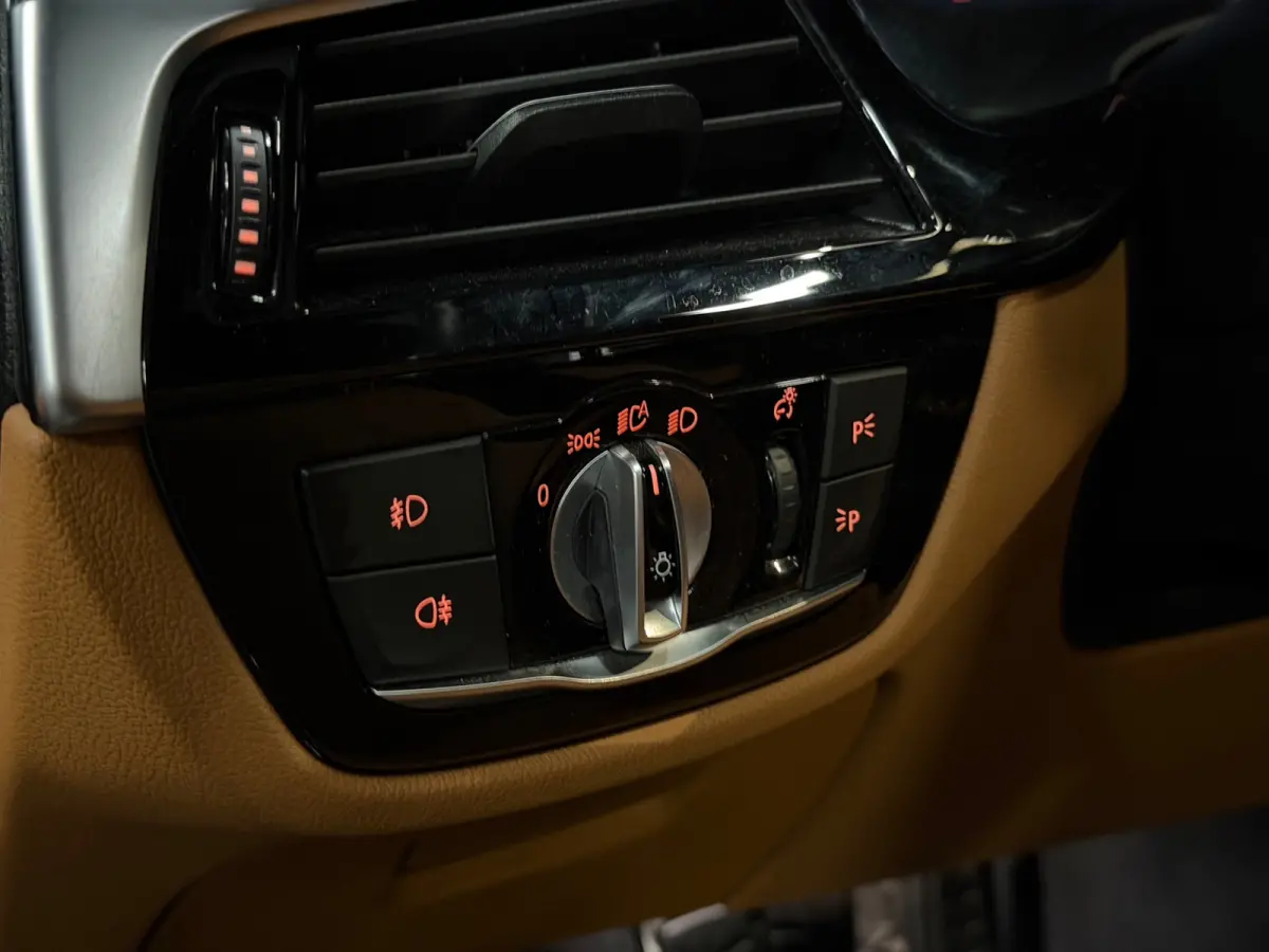 540i xDrive High Executive M-Pakket LED/PANO/NAVI/ACC/LEDER/ADAPTIVE/TREKHAAK/STOELVERW+KOELER/STUURVERW/MEMOR