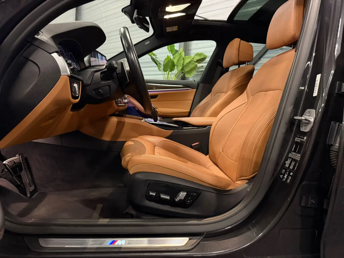 540i xDrive High Executive M-Pakket LED/PANO/NAVI/ACC/LEDER/ADAPTIVE/TREKHAAK/STOELVERW+KOELER/STUURVERW/MEMOR