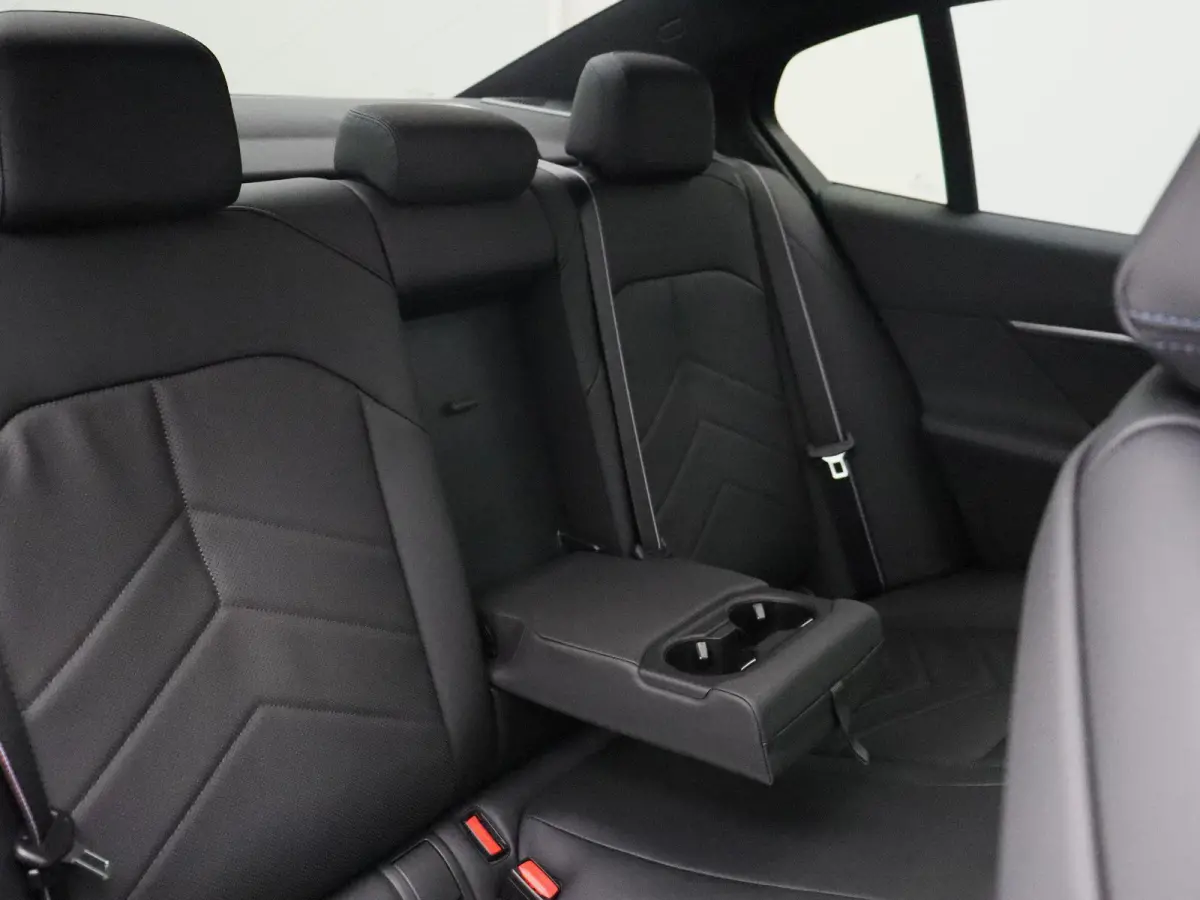eDrive40 M Sportpakket Pro | SoH 100% | M Sport Edition | Trekhaak | Panoramdak | Stoelventilatie | Driving Assistant Plus | Bowers & Wilkins | 20''