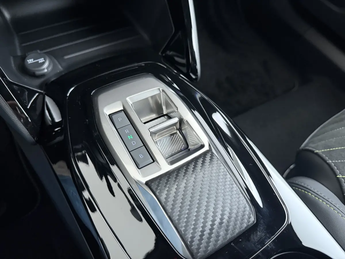 GT | Active Safety Brake met camera en radar (automatisch noodremsysteem) met Distance Alert (waarschuwing dreigende aanrijding) | Advanced Active Safety Brake met camera en radar | Climate 
