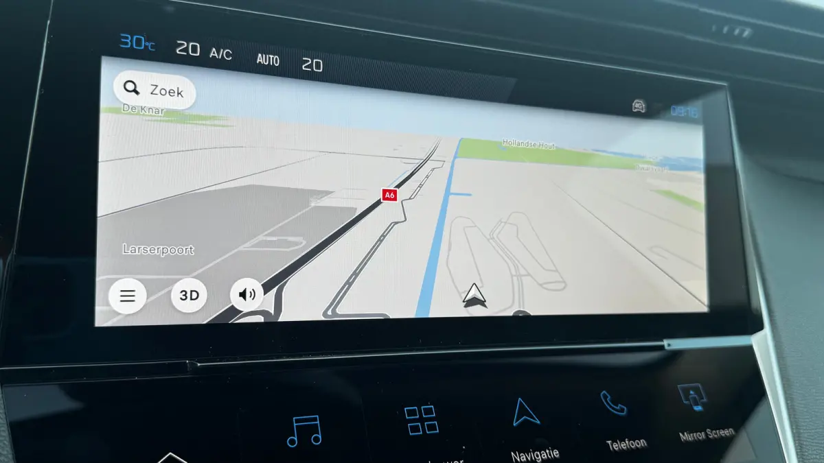 Allure | Elektrische parkeerrem | Extra getinte achterste zijruiten en achterruit | ISOFIX-bevestigingspunten voor drie kinderzitjes. Op de passagiersstoel en de buitenste zitplaatsen van de