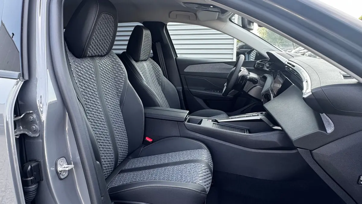 Allure | Elektrische parkeerrem | Extra getinte achterste zijruiten en achterruit | ISOFIX-bevestigingspunten voor drie kinderzitjes. Op de passagiersstoel en de buitenste zitplaatsen van de