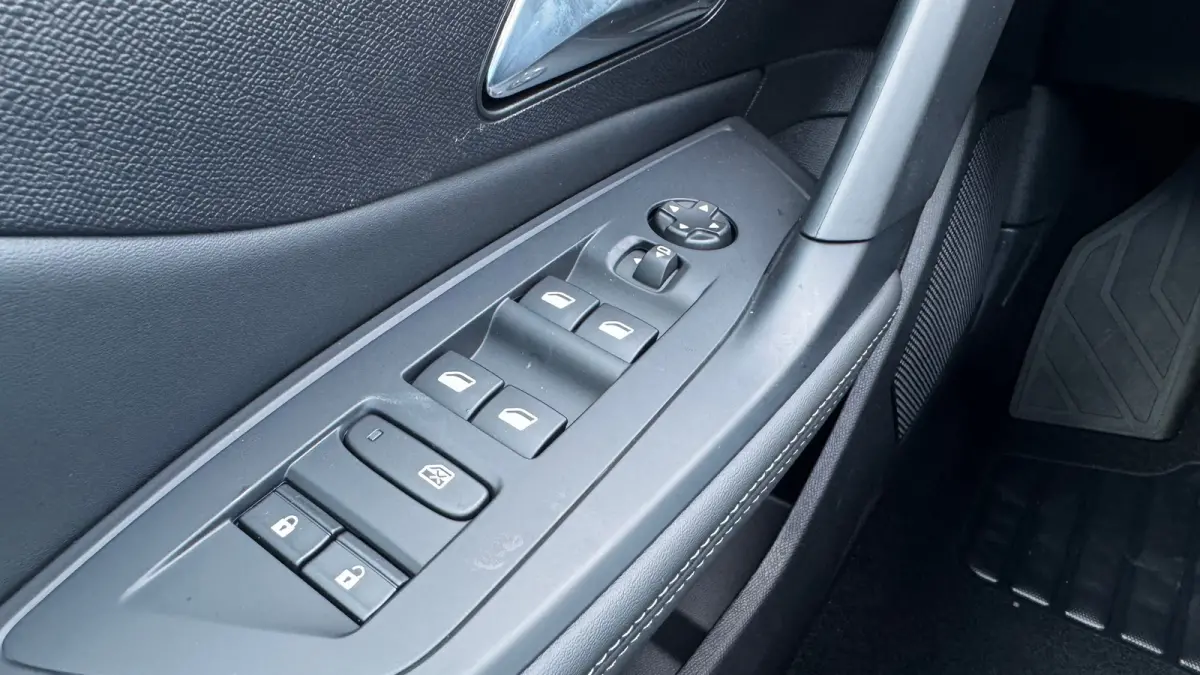 Allure | Elektrische parkeerrem | Extra getinte achterste zijruiten en achterruit | ISOFIX-bevestigingspunten voor drie kinderzitjes. Op de passagiersstoel en de buitenste zitplaatsen van de