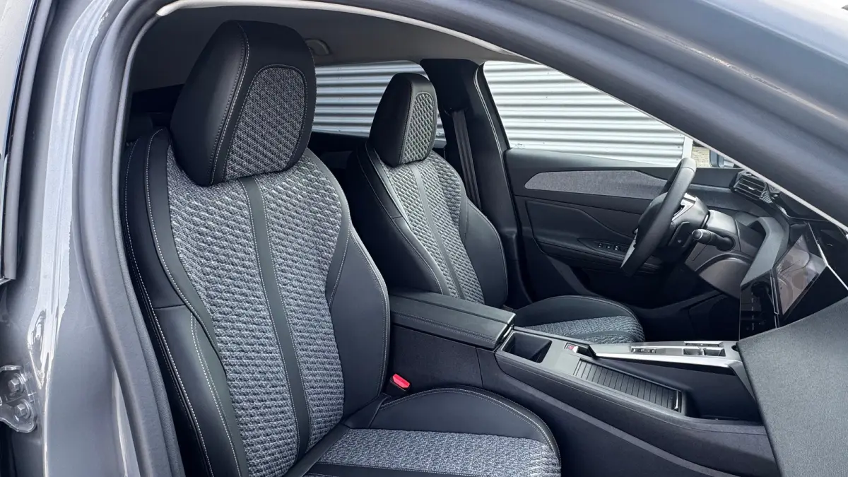 Allure | Elektrische parkeerrem | Extra getinte achterste zijruiten en achterruit | ISOFIX-bevestigingspunten voor drie kinderzitjes. Op de passagiersstoel en de buitenste zitplaatsen van de