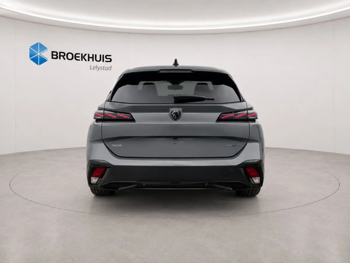 Allure | Elektrische parkeerrem | Extra getinte achterste zijruiten en achterruit | ISOFIX-bevestigingspunten voor drie kinderzitjes. Op de passagiersstoel en de buitenste zitplaatsen van de
