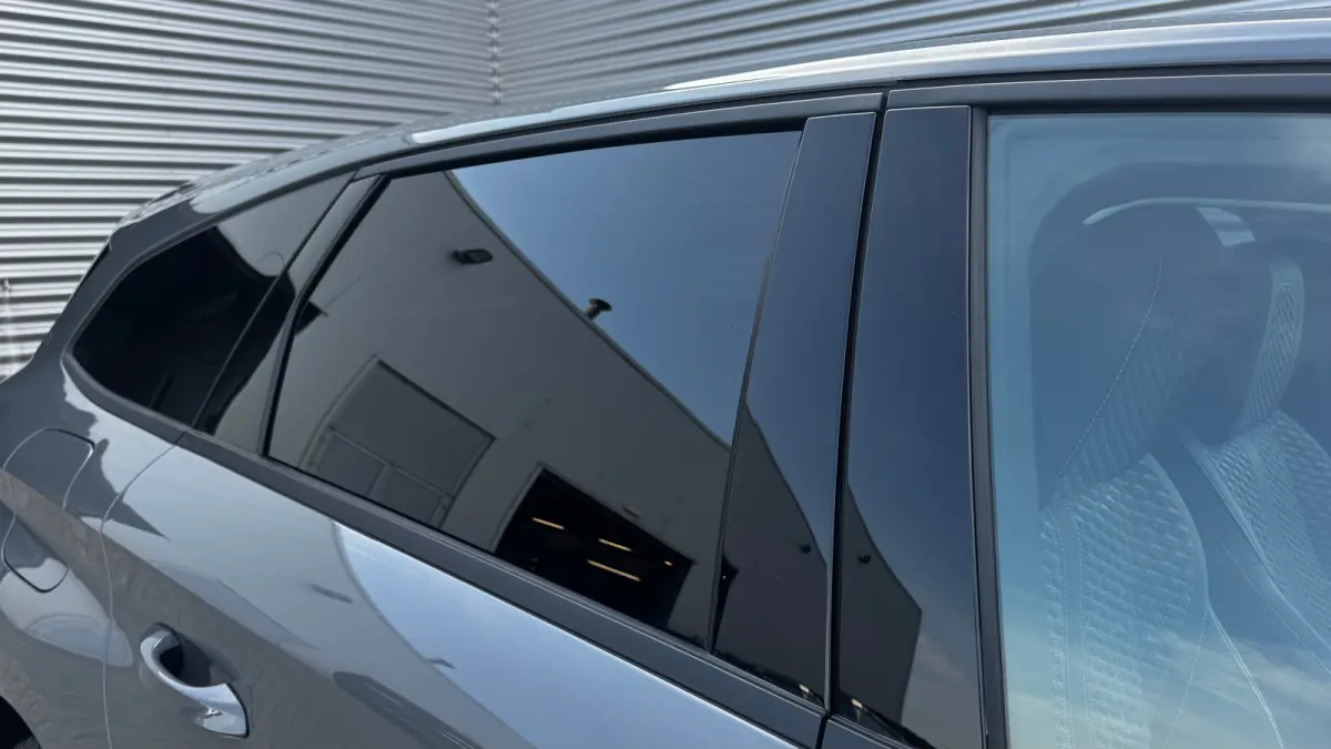 Allure | Elektrische parkeerrem | Extra getinte achterste zijruiten en achterruit | ISOFIX-bevestigingspunten voor drie kinderzitjes. Op de passagiersstoel en de buitenste zitplaatsen van de