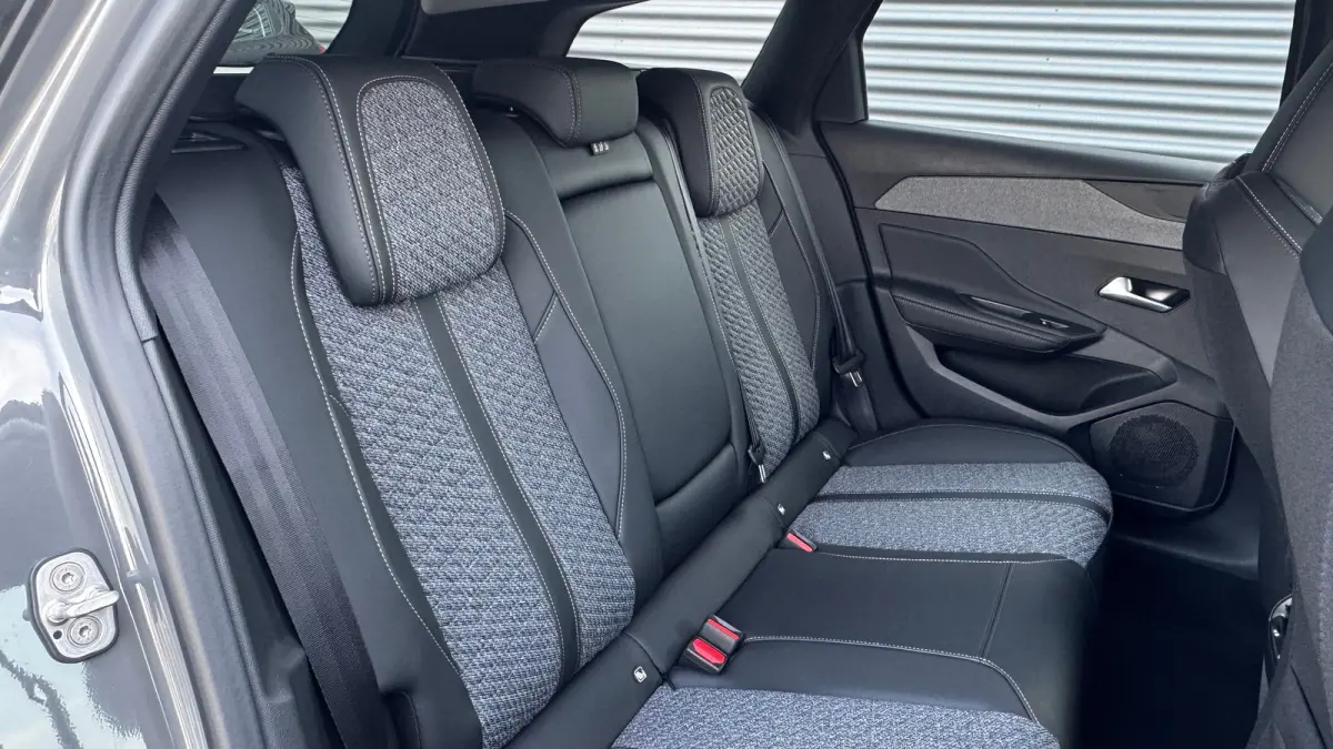 Allure | Elektrische parkeerrem | Extra getinte achterste zijruiten en achterruit | ISOFIX-bevestigingspunten voor drie kinderzitjes. Op de passagiersstoel en de buitenste zitplaatsen van de