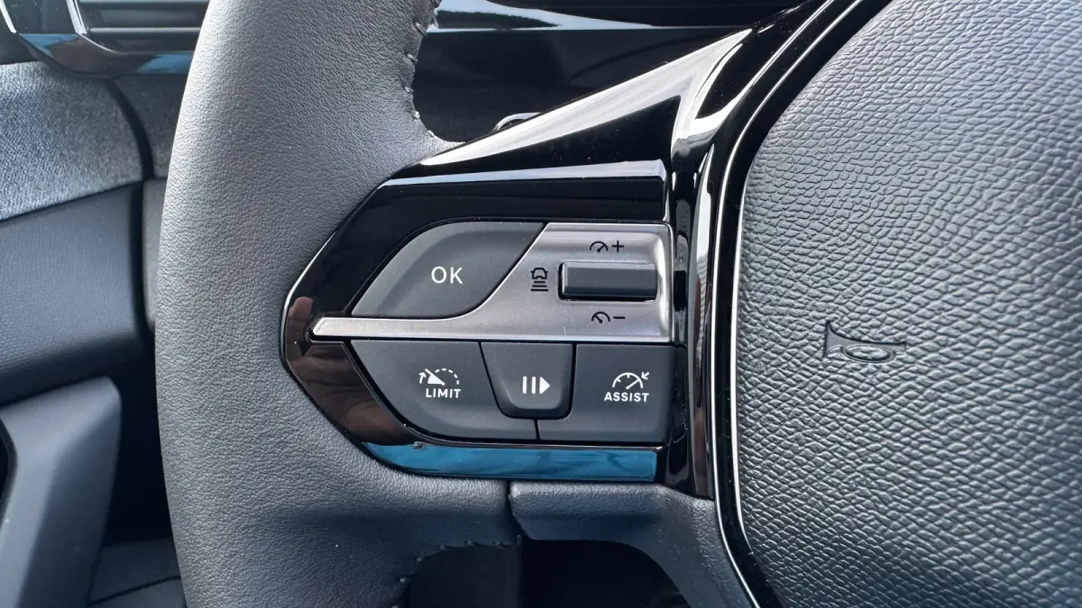 Allure | Elektrische parkeerrem | Extra getinte achterste zijruiten en achterruit | ISOFIX-bevestigingspunten voor drie kinderzitjes. Op de passagiersstoel en de buitenste zitplaatsen van de