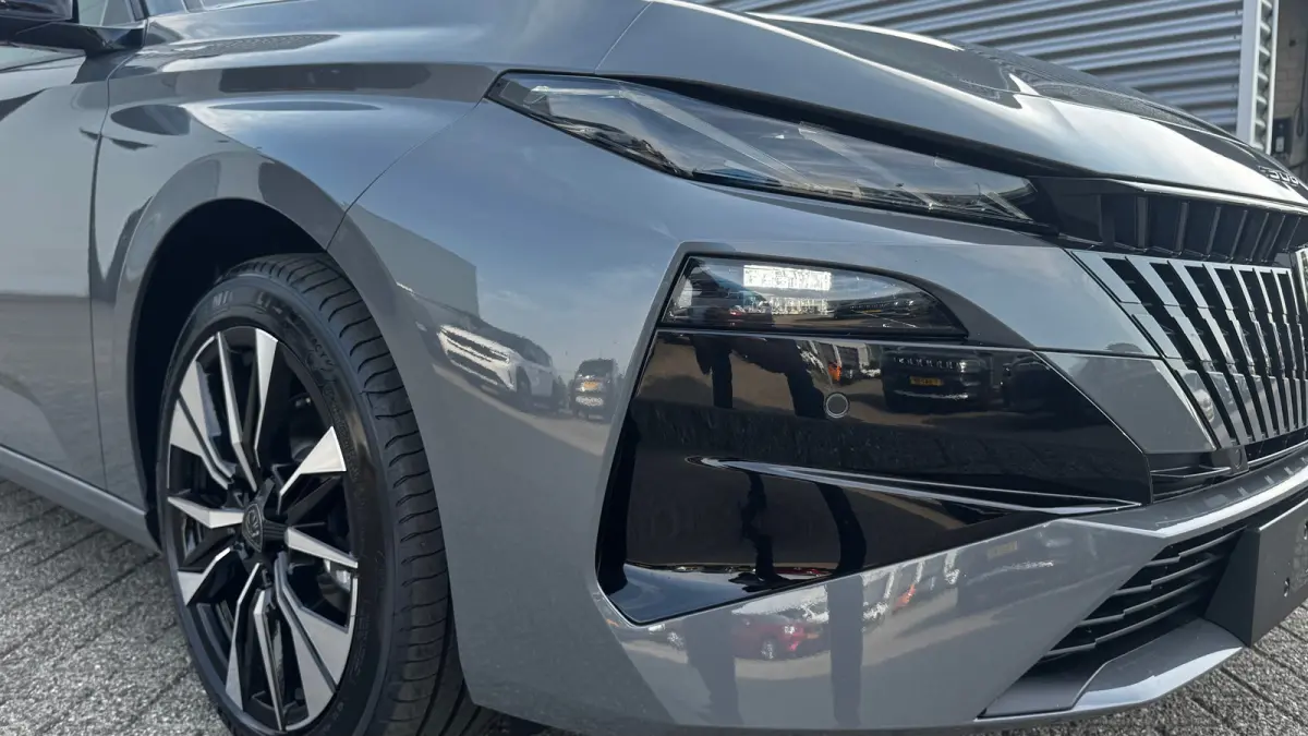 Allure | Elektrische parkeerrem | Extra getinte achterste zijruiten en achterruit | ISOFIX-bevestigingspunten voor drie kinderzitjes. Op de passagiersstoel en de buitenste zitplaatsen van de