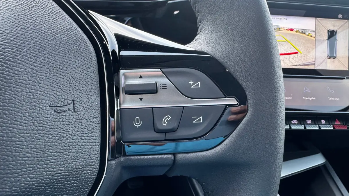 Allure | Elektrische parkeerrem | Extra getinte achterste zijruiten en achterruit | ISOFIX-bevestigingspunten voor drie kinderzitjes. Op de passagiersstoel en de buitenste zitplaatsen van de