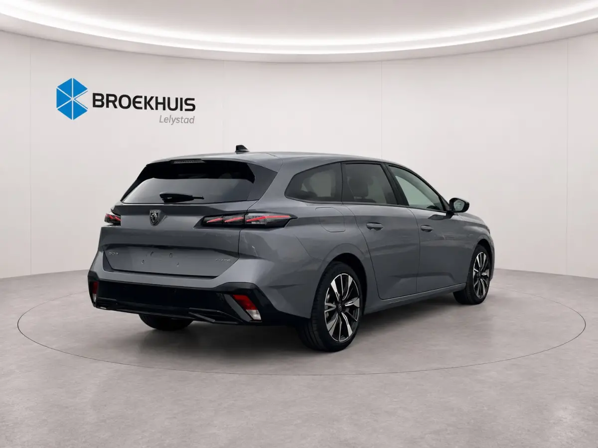 Allure | Elektrische parkeerrem | Extra getinte achterste zijruiten en achterruit | ISOFIX-bevestigingspunten voor drie kinderzitjes. Op de passagiersstoel en de buitenste zitplaatsen van de