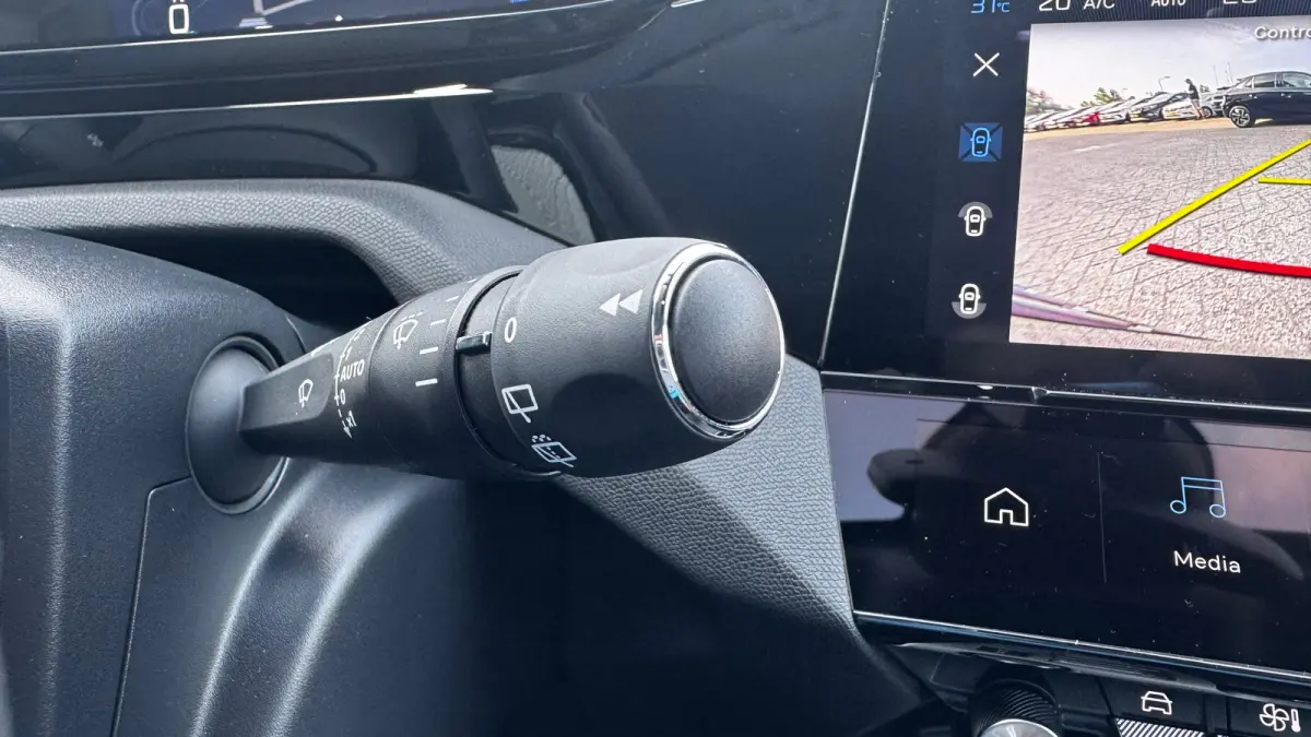 Allure | Elektrische parkeerrem | Extra getinte achterste zijruiten en achterruit | ISOFIX-bevestigingspunten voor drie kinderzitjes. Op de passagiersstoel en de buitenste zitplaatsen van de