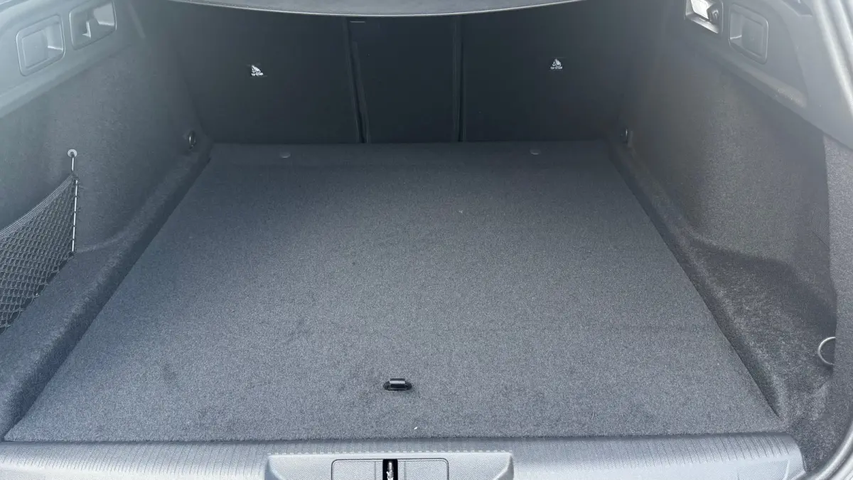 Allure | Elektrische parkeerrem | Extra getinte achterste zijruiten en achterruit | ISOFIX-bevestigingspunten voor drie kinderzitjes. Op de passagiersstoel en de buitenste zitplaatsen van de
