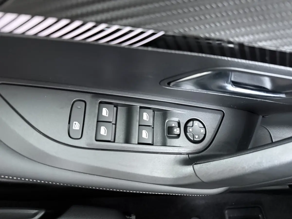 Allure | Active Safety Brake met camera en radar (automatisch noodremsysteem) met Distance Alert (waarschuwing dreigende aanrijding) | Advanced Active Safety Brake met camera en radar | Clim