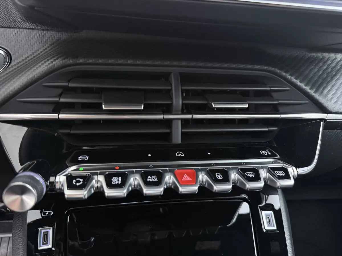 Allure | Active Safety Brake met camera en radar (automatisch noodremsysteem) met Distance Alert (waarschuwing dreigende aanrijding) | Advanced Active Safety Brake met camera en radar | Clim