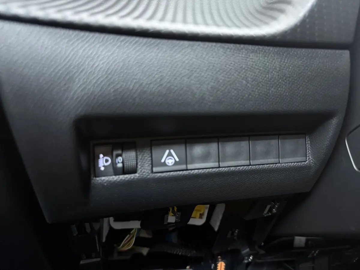 Allure | Active Safety Brake met camera en radar (automatisch noodremsysteem) met Distance Alert (waarschuwing dreigende aanrijding) | Advanced Active Safety Brake met camera en radar | Clim