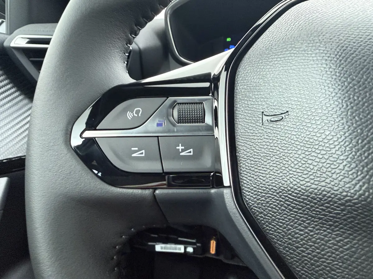 Allure | Active Safety Brake met camera en radar (automatisch noodremsysteem) met Distance Alert (waarschuwing dreigende aanrijding) | Advanced Active Safety Brake met camera en radar | Clim