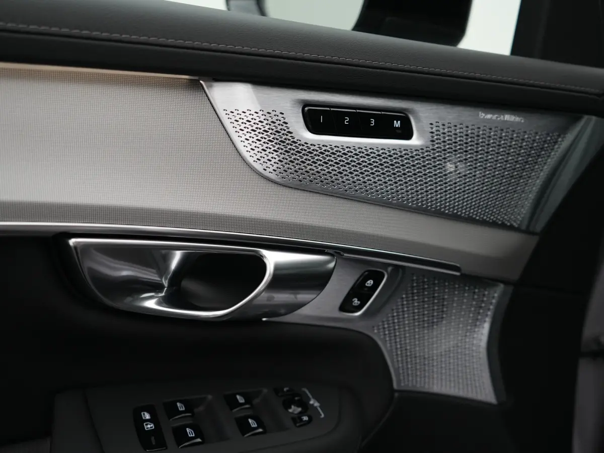 T8 Recharge AWD Ultra Dark Executive Edition | Luchtvering | Bowers & Wilkins | Head-Up | 360° Camera | 22" | Massage | Stoelventilatie
