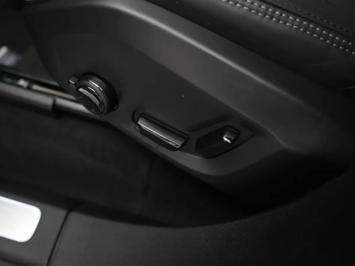 T8 Recharge AWD Ultra Dark Executive Edition | Luchtvering | Bowers & Wilkins | Head-Up | 360° Camera | 22" | Massage | Stoelventilatie