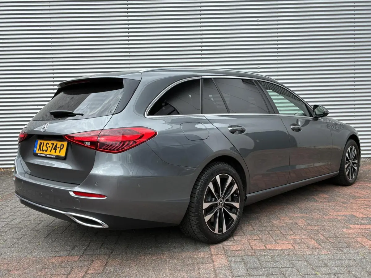 300 e Leer Led Carplay Camera 2023 Nieuw Model Vol Opties Sfeerverlichting Trekhaak Pdc Eerste Eigenaar Perfecte Staat