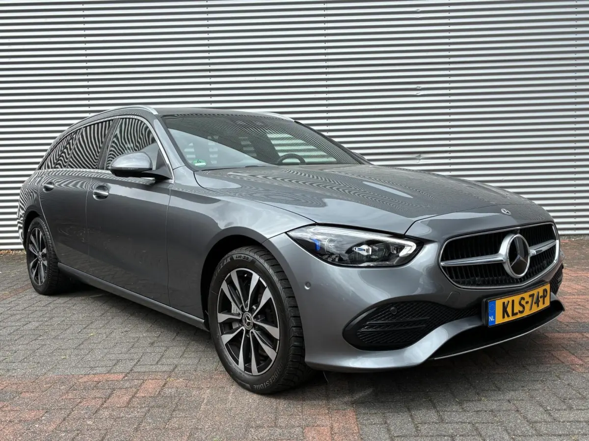 300 e Leer Led Carplay Camera 2023 Nieuw Model Vol Opties Sfeerverlichting Trekhaak Pdc Eerste Eigenaar Perfecte Staat