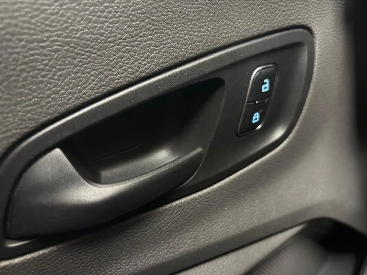 310 2.0 TDCI L2H2 Trend 130PK Airco Cruise Control Stoelverwarming Verwarmbare voorruit Parkeersensoren Elektrische verstelbare voorstoel