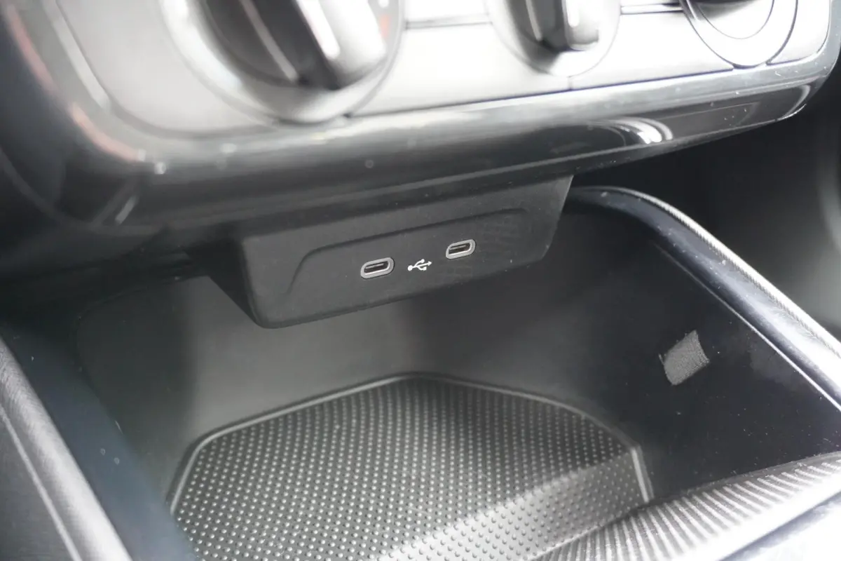 1.0 TSI 95pk Active | LaneAssist | Airco | DAB | VermoeidheidsHerkenning