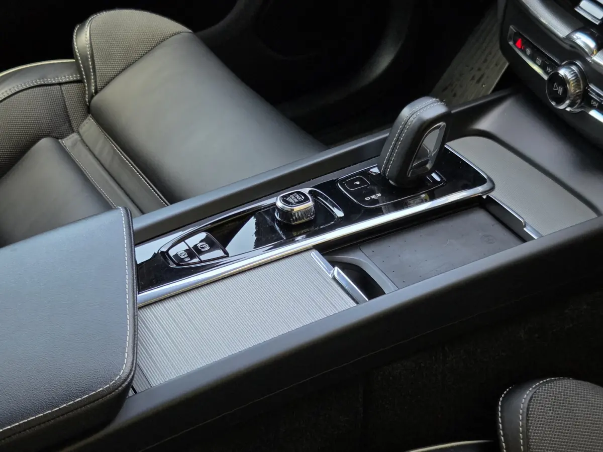 2.0 T6 AWD Recharge Ultimate Dark | Pilot Assist | Schuifdak | Memory | Harman/Kardon | Head-up display