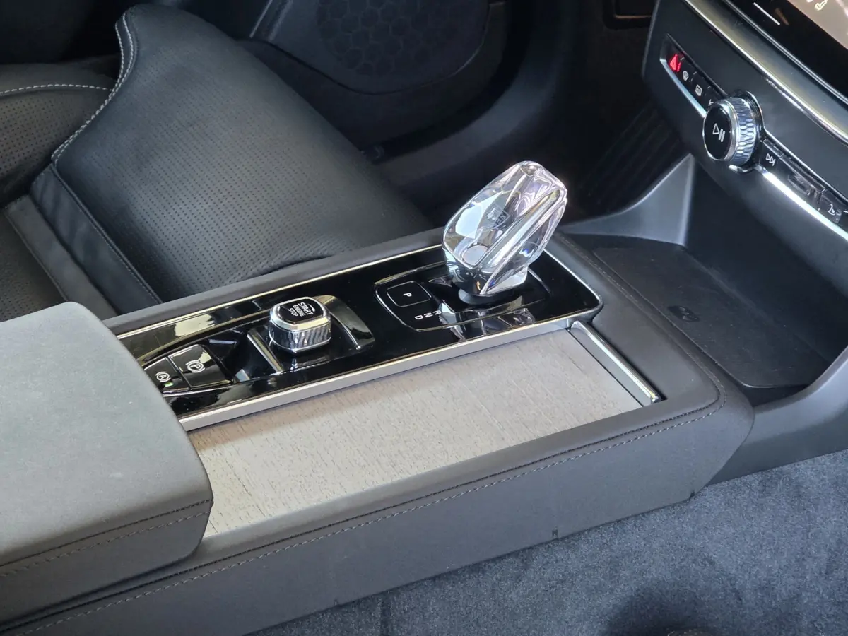 2.0 T8 Plug-in hybrid AWD Ultra Dark | Luchtvering | Massage/ventilatie | Bowers&Wilkins | Trekhaak