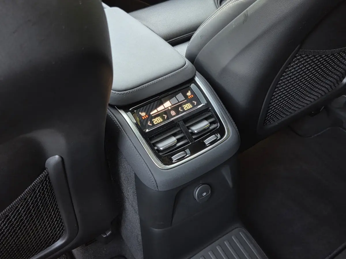 2.0 T8 Plug-in hybrid AWD Ultra Dark | Luchtvering | Massage/ventilatie | Bowers&Wilkins | Trekhaak