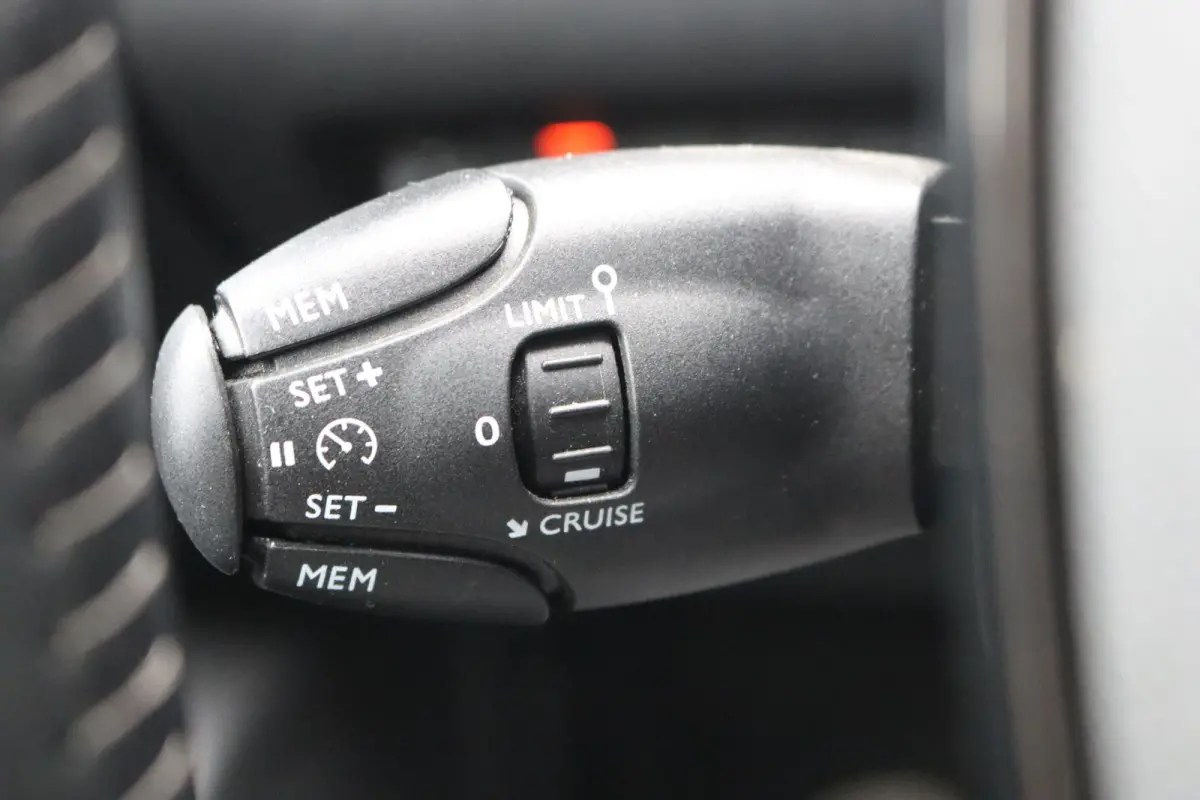 1.2 PureT. 130PK Allure Gr.-Navigatie/Camera/Cruise-control/Carplay-android