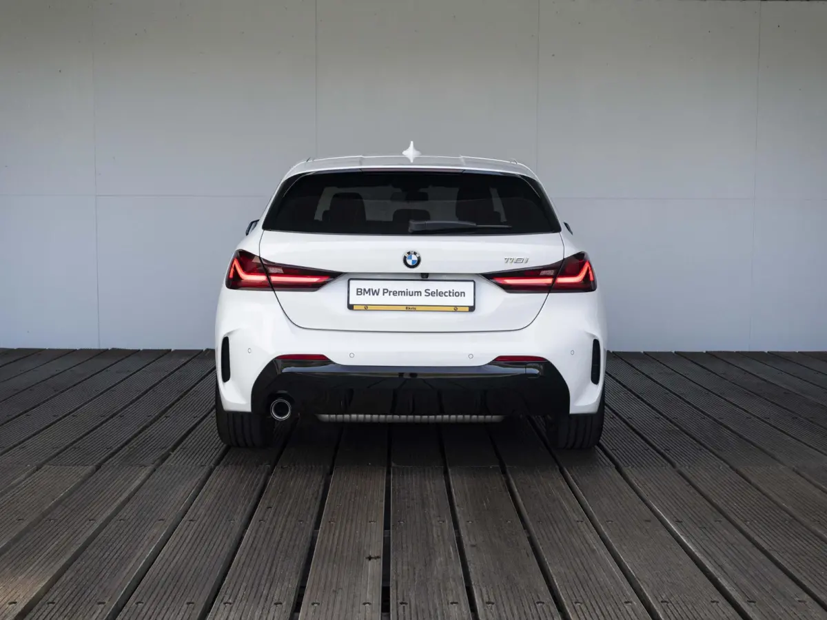 5-deurs 118i | M Sportpakket | Innovation Pack | Comfort Pack | 17 inch | Stuurwielrand verwarmd | Comfort Access | Head Up Display | HiFi | Parking Assistant