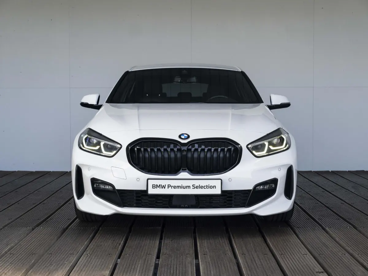 5-deurs 118i | M Sportpakket | Innovation Pack | Comfort Pack | 17 inch | Stuurwielrand verwarmd | Comfort Access | Head Up Display | HiFi | Parking Assistant