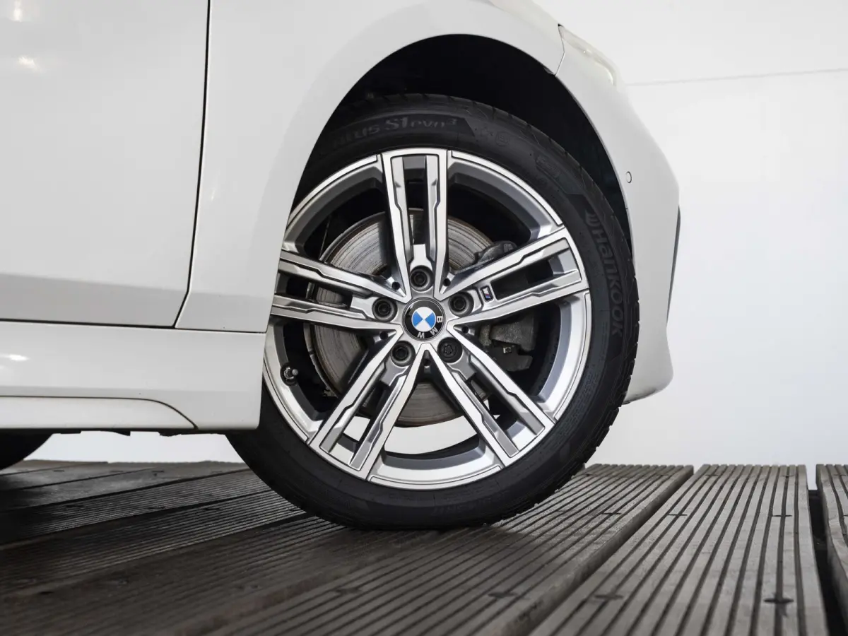5-deurs 118i | M Sportpakket | Innovation Pack | Comfort Pack | 17 inch | Stuurwielrand verwarmd | Comfort Access | Head Up Display | HiFi | Parking Assistant
