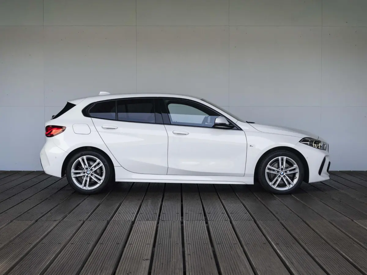 5-deurs 118i | M Sportpakket | Innovation Pack | Comfort Pack | 17 inch | Stuurwielrand verwarmd | Comfort Access | Head Up Display | HiFi | Parking Assistant