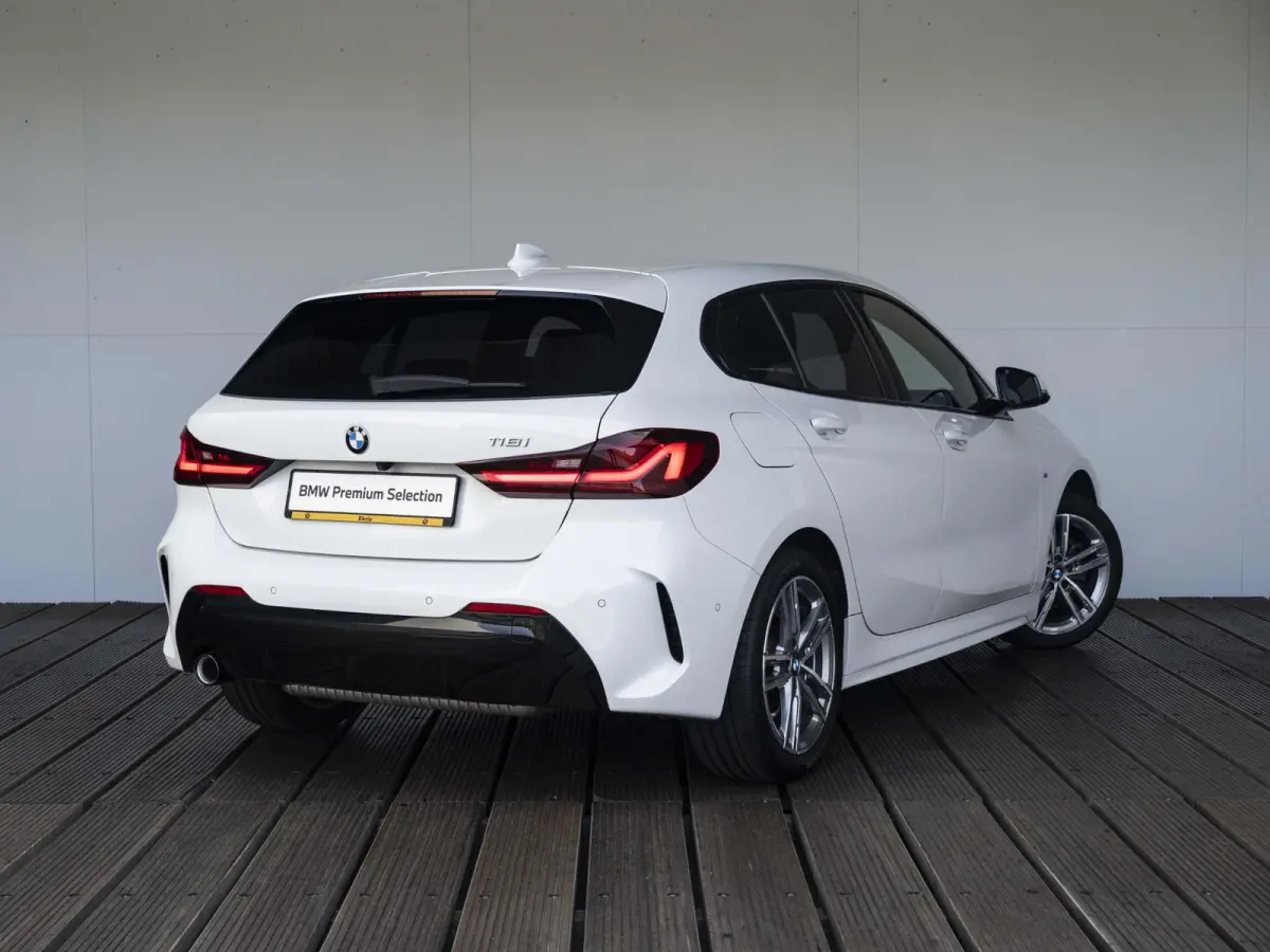 5-deurs 118i | M Sportpakket | Innovation Pack | Comfort Pack | 17 inch | Stuurwielrand verwarmd | Comfort Access | Head Up Display | HiFi | Parking Assistant