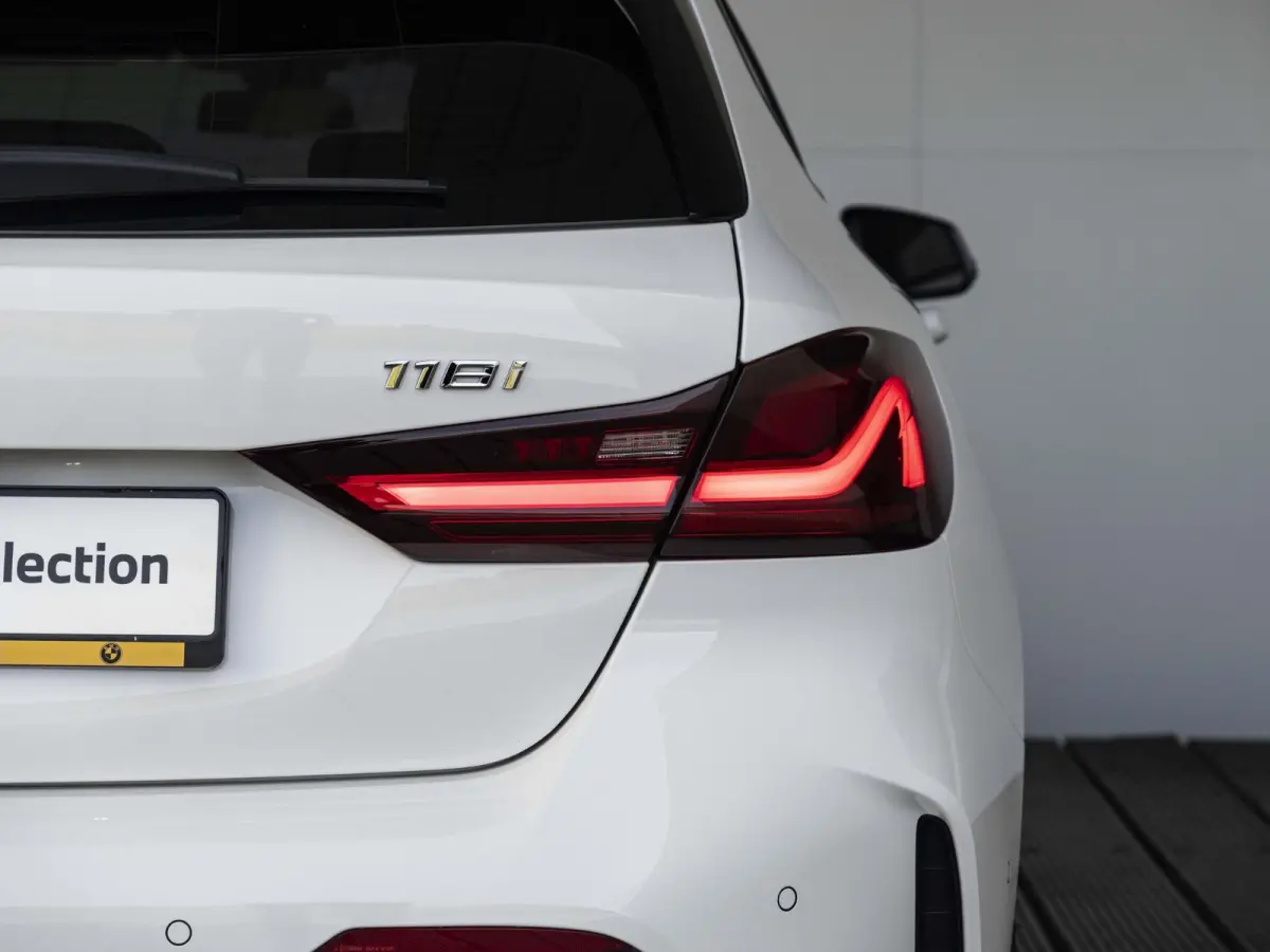 5-deurs 118i | M Sportpakket | Innovation Pack | Comfort Pack | 17 inch | Stuurwielrand verwarmd | Comfort Access | Head Up Display | HiFi | Parking Assistant