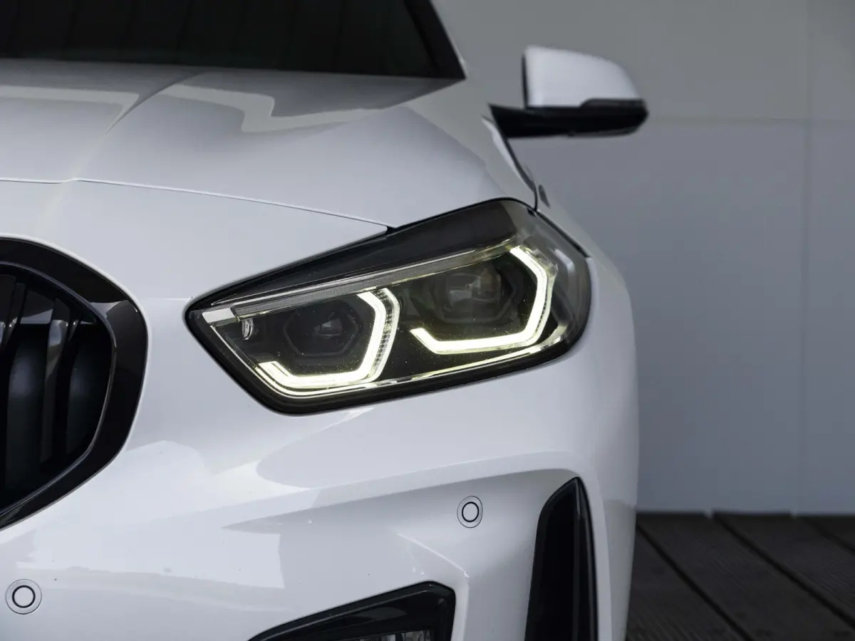 5-deurs 118i | M Sportpakket | Innovation Pack | Comfort Pack | 17 inch | Stuurwielrand verwarmd | Comfort Access | Head Up Display | HiFi | Parking Assistant