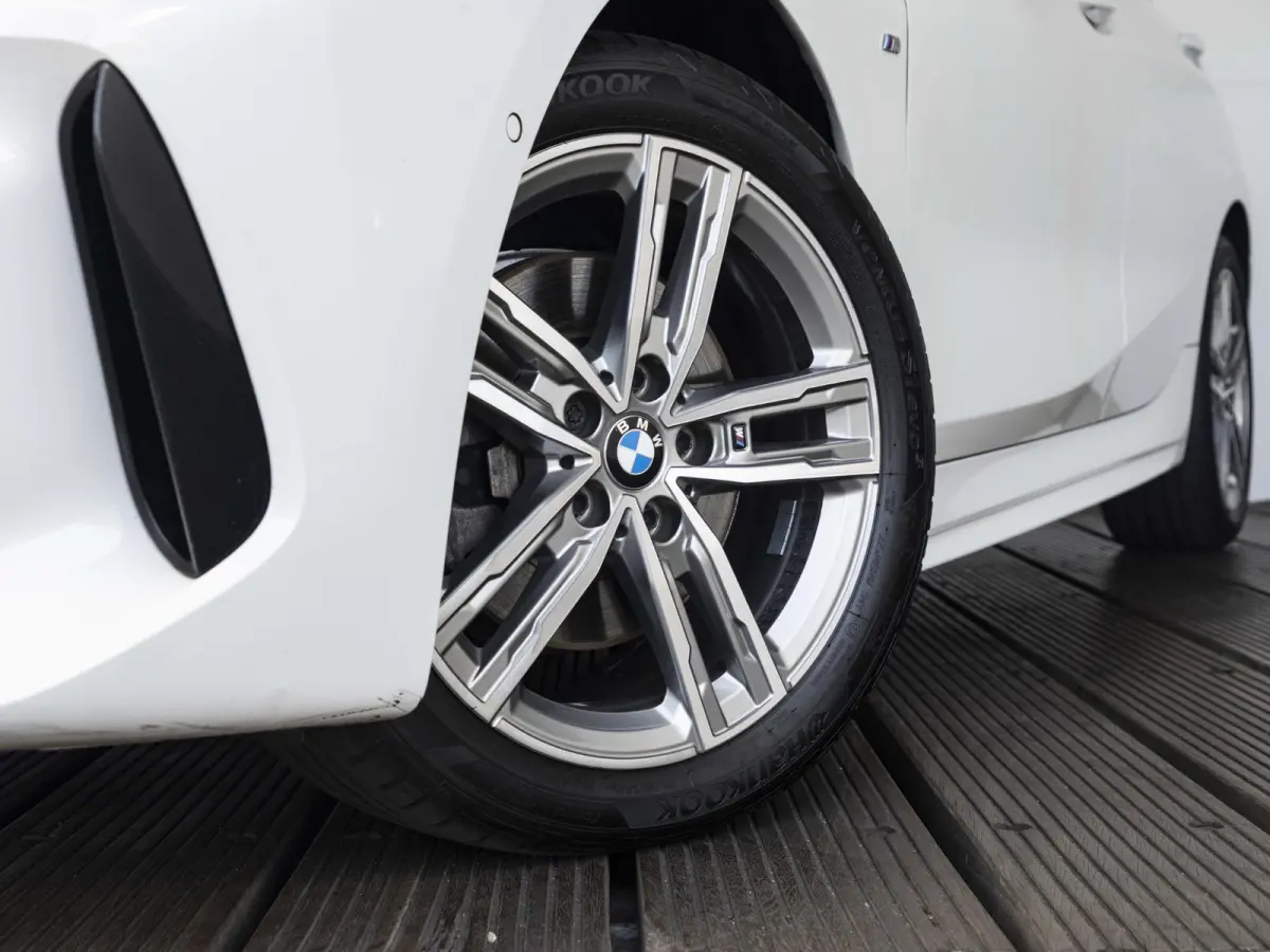 5-deurs 118i | M Sportpakket | Innovation Pack | Comfort Pack | 17 inch | Stuurwielrand verwarmd | Comfort Access | Head Up Display | HiFi | Parking Assistant