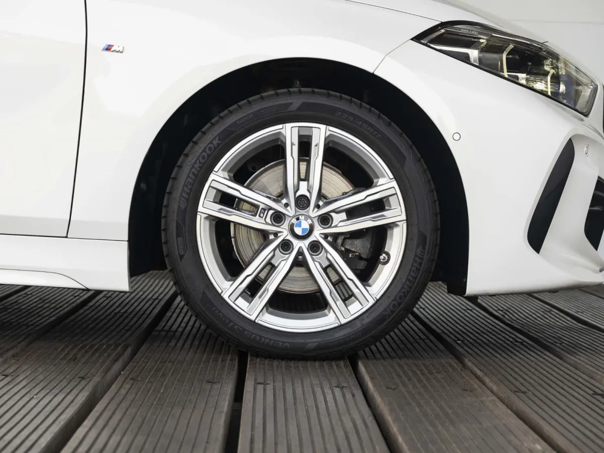 5-deurs 118i | M Sportpakket | Innovation Pack | Comfort Pack | 17 inch | Stuurwielrand verwarmd | Comfort Access | Head Up Display | HiFi | Parking Assistant