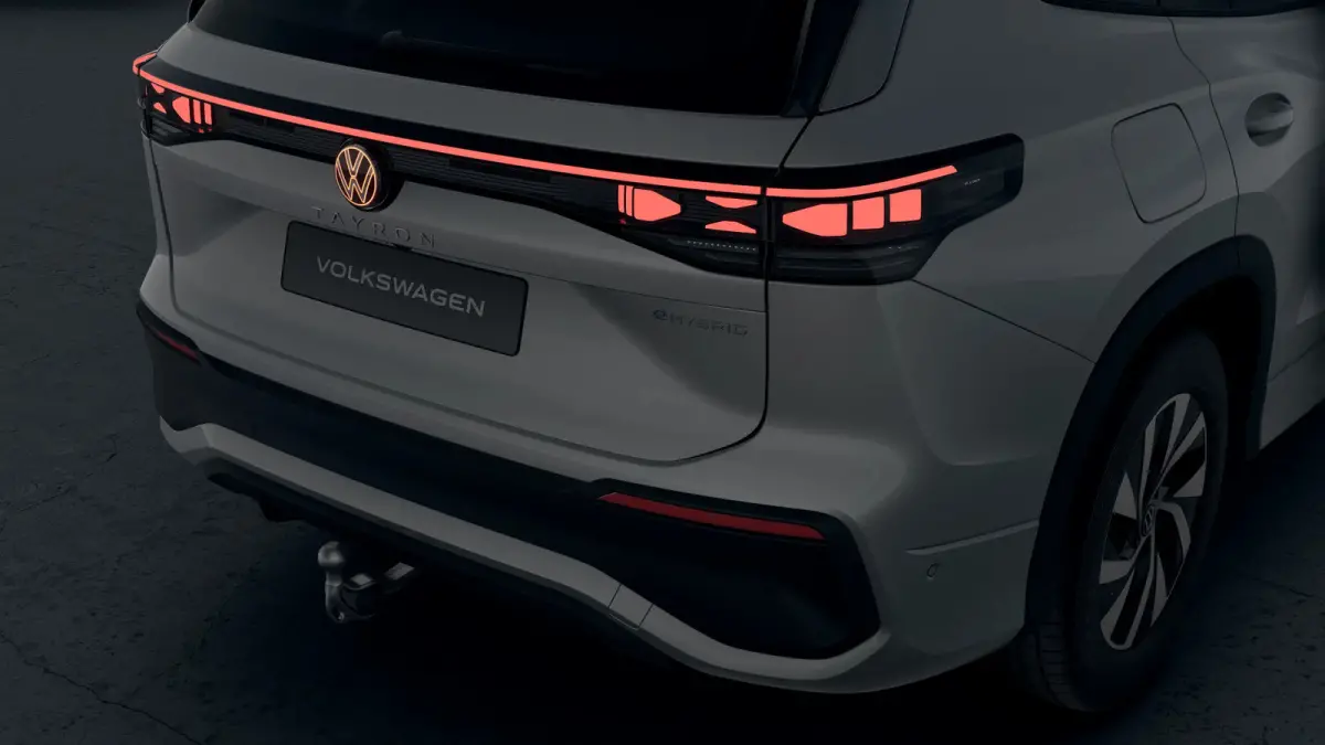 Life Edition | 'App-Connect' draadloze smartphone integratie | Automatische afstandsregeling (Adaptive Cruise Control) | Buitenspiegels elektrisch instel-, verwarm- en inklapbaar