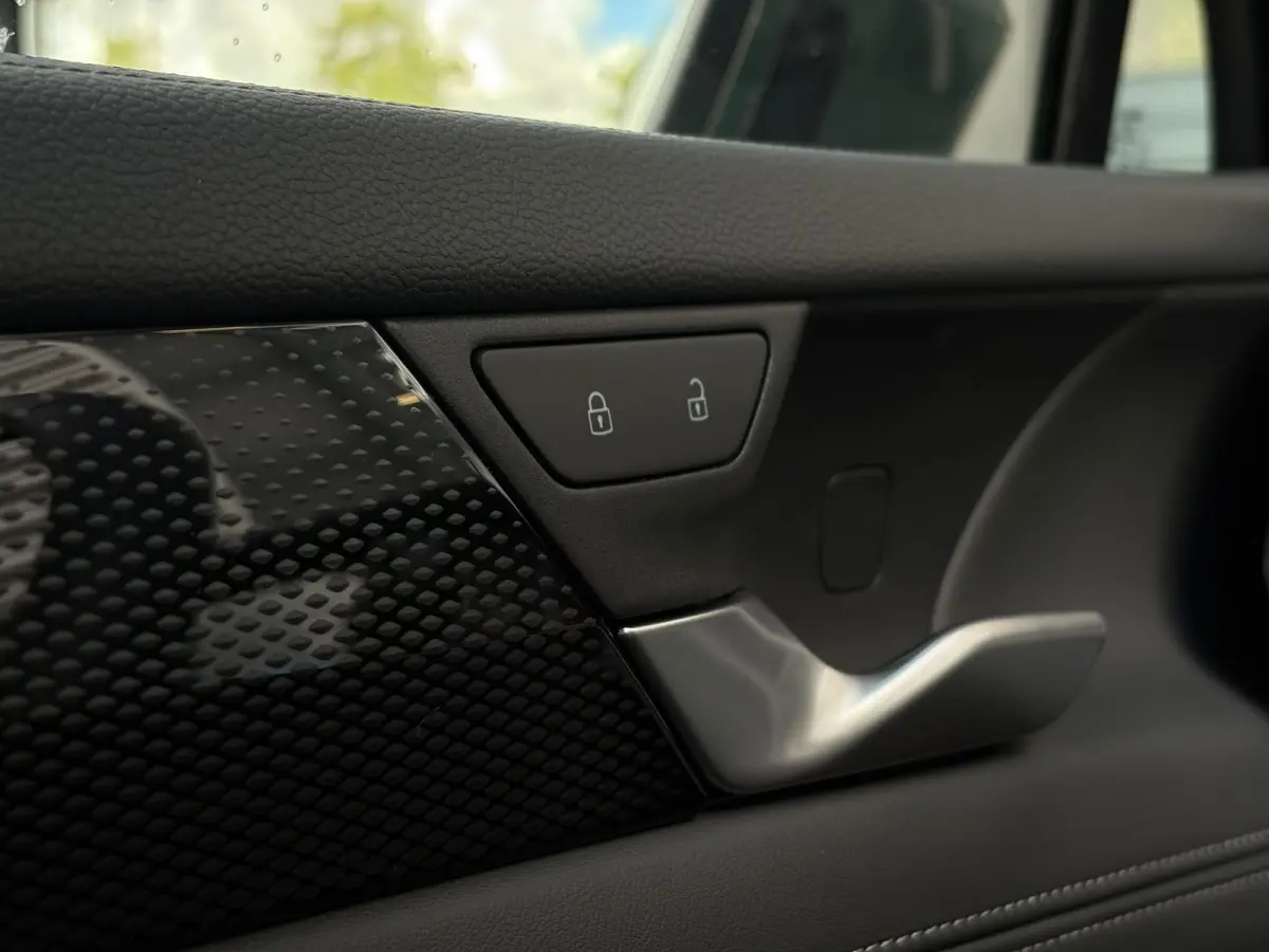 Life Edition | 'App-Connect' draadloze smartphone integratie | Automatische afstandsregeling (Adaptive Cruise Control) | Buitenspiegels elektrisch instel-, verwarm- en inklapbaar