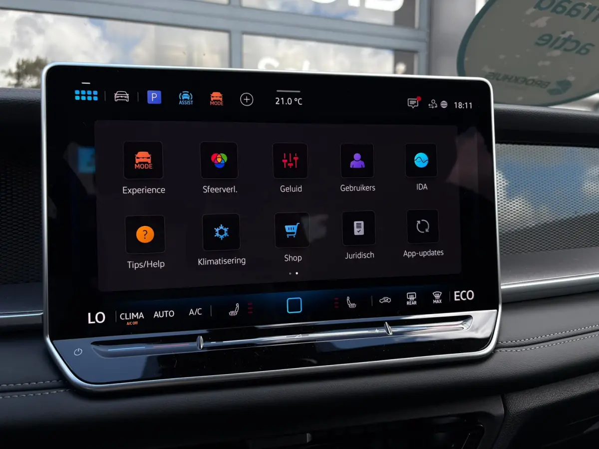 Life Edition | 'App-Connect' draadloze smartphone integratie | Automatische afstandsregeling (Adaptive Cruise Control) | Buitenspiegels elektrisch instel-, verwarm- en inklapbaar