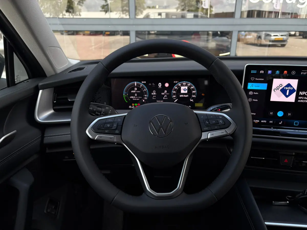 Life Edition | 'App-Connect' draadloze smartphone integratie | Automatische afstandsregeling (Adaptive Cruise Control) | Buitenspiegels elektrisch instel-, verwarm- en inklapbaar