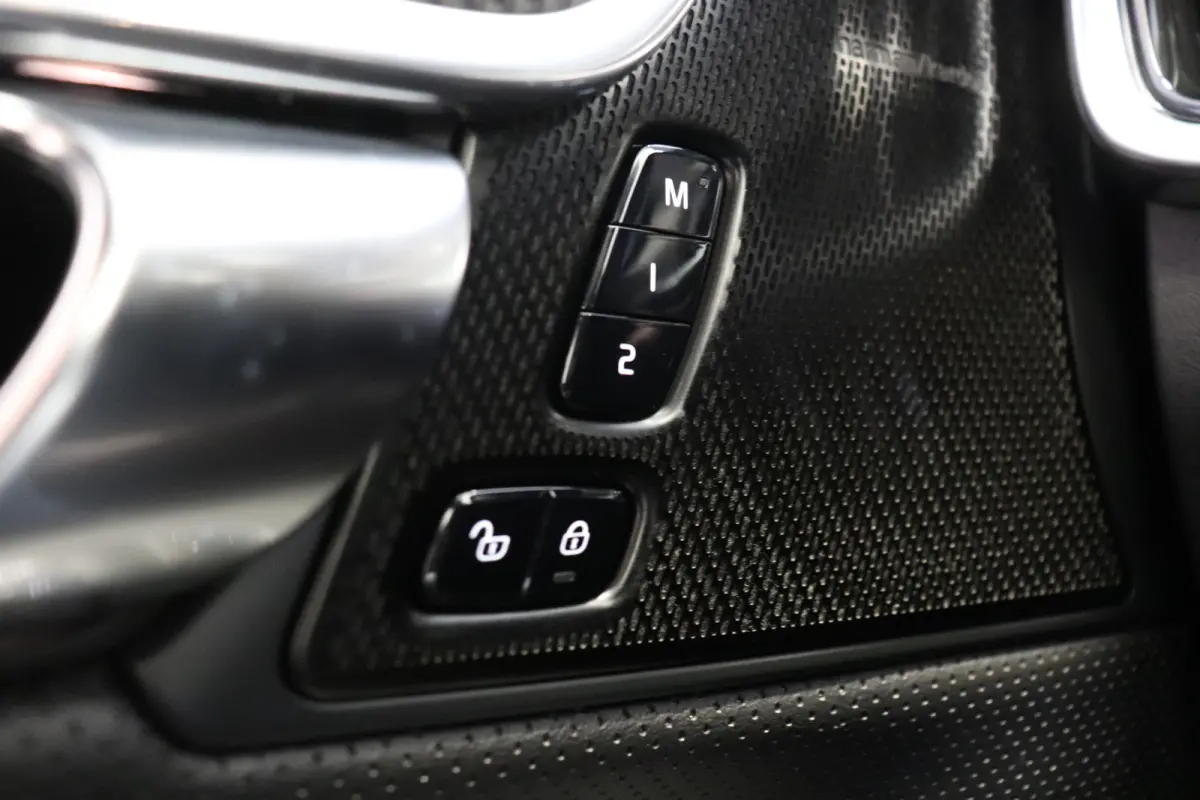 2.0 T8 AWD R-Design 391PK | Pano | H&K Audio | Head Up | Memory | €31.900,- Incl. BTW.