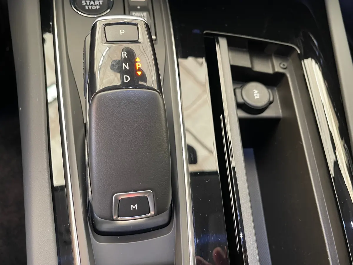 1.6 PureTech Blue Lease Allure Adaptieve Cruise | 17" Lichtmetaal | Trekhaak | Leder/Stof | Carplay | LED | Parkeersensoren | Navigatie | Achteruitrijcamera | Airco (automatisch) | Apple Car