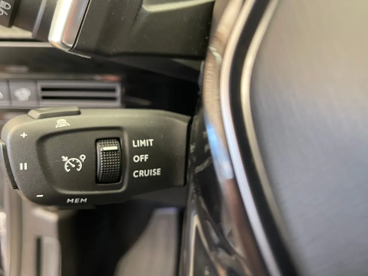 1.6 PureTech Blue Lease Allure Adaptieve Cruise | 17" Lichtmetaal | Trekhaak | Leder/Stof | Carplay | LED | Parkeersensoren | Navigatie | Achteruitrijcamera | Airco (automatisch) | Apple Car