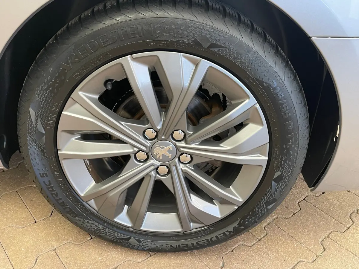 1.6 PureTech Blue Lease Allure Adaptieve Cruise | 17" Lichtmetaal | Trekhaak | Leder/Stof | Carplay | LED | Parkeersensoren | Navigatie | Achteruitrijcamera | Airco (automatisch) | Apple Car